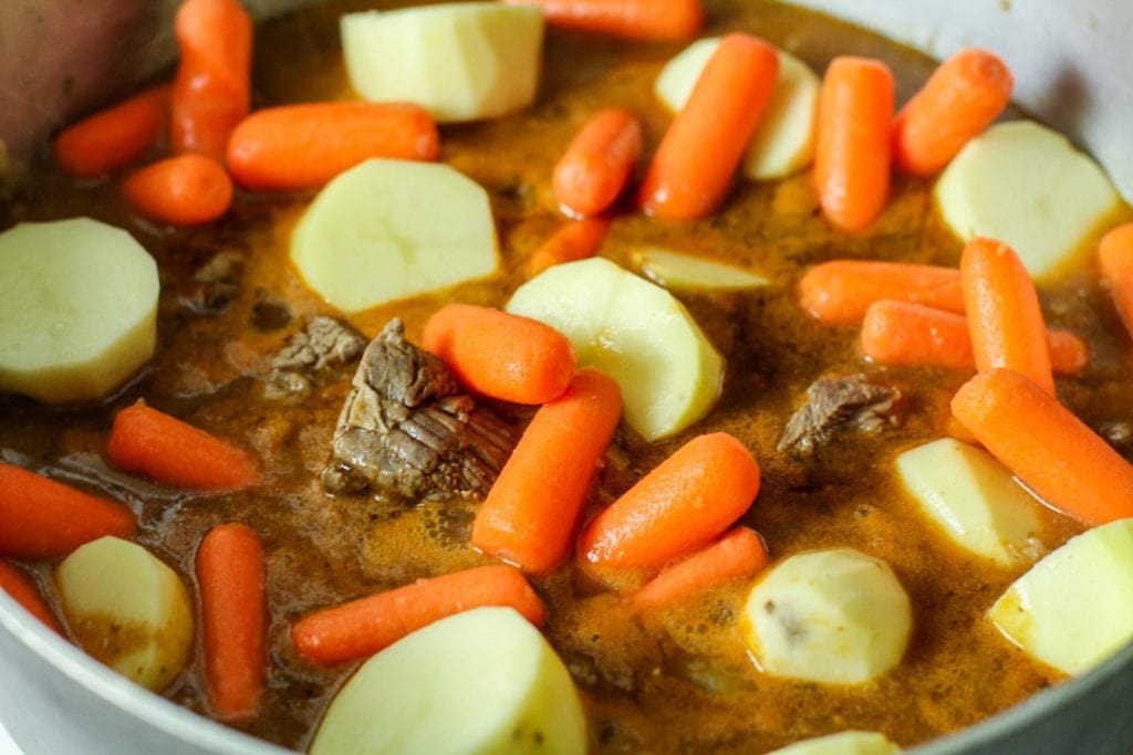 carne con papas in a pot