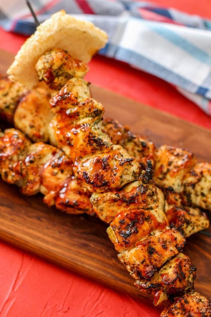 Brochettes de barbecue avec du pain grillé à la fin